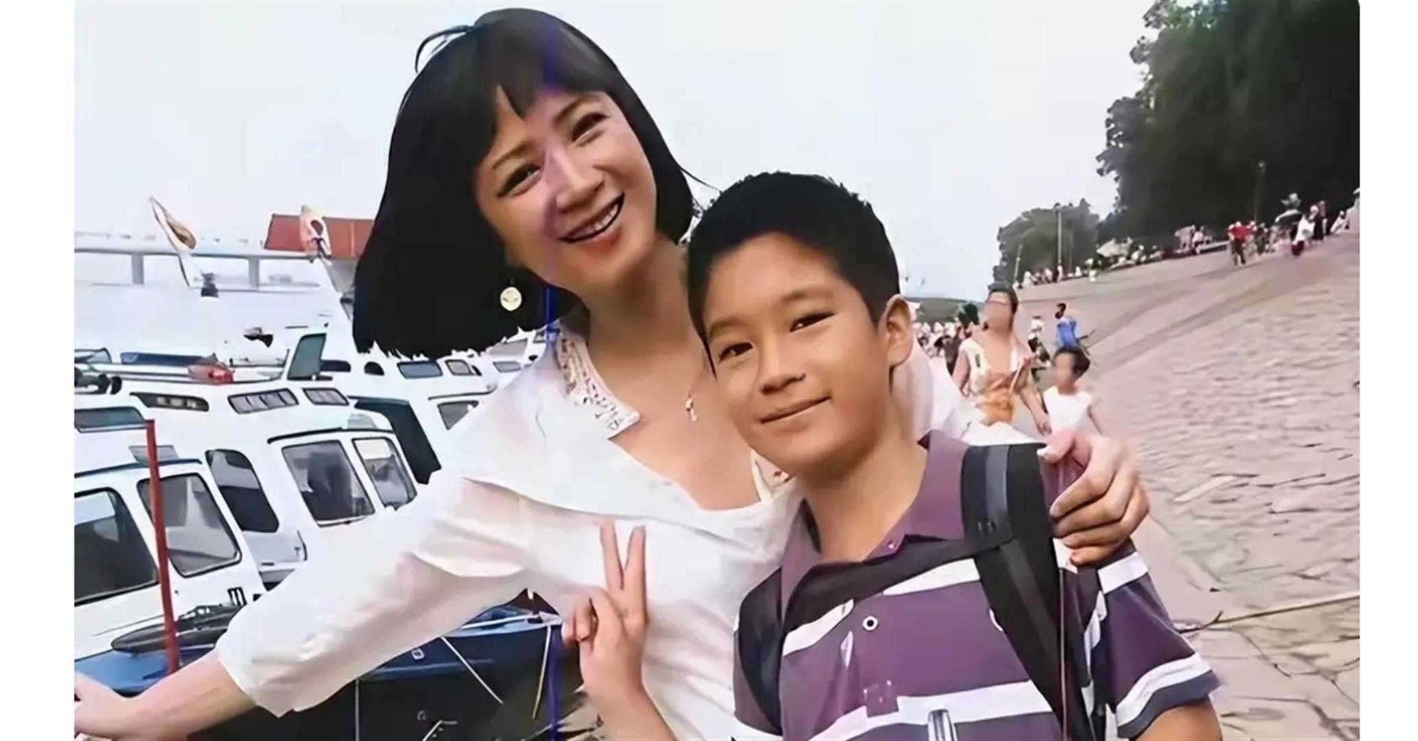 原來他是許亞軍長子，神似前妻何晴，如今名校畢業已成父親的驕傲 - 