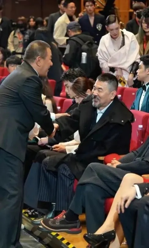 陈建斌闯大祸了2024年品质盛典上坐着和丁勇岱握手被怒斥高傲自大