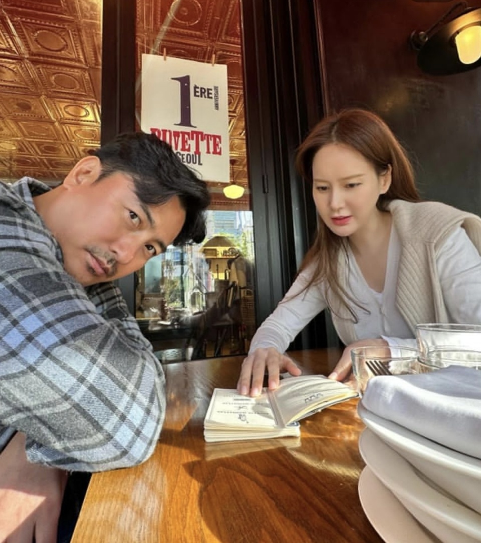 23日,前足球选手安贞焕的妻子李惠媛在个人的社交媒体上晒