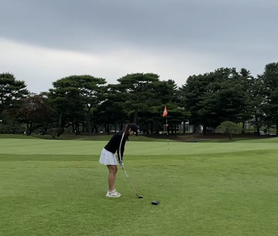 李秉宪妻子李敏贞晒照,与钱忍和韩智慧奇恩世高尔夫聚会