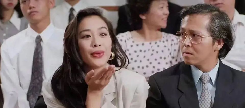 也是在同一年,钟丽缇和刘德华,梁家辉等人合作,出演了喜剧电影《至尊