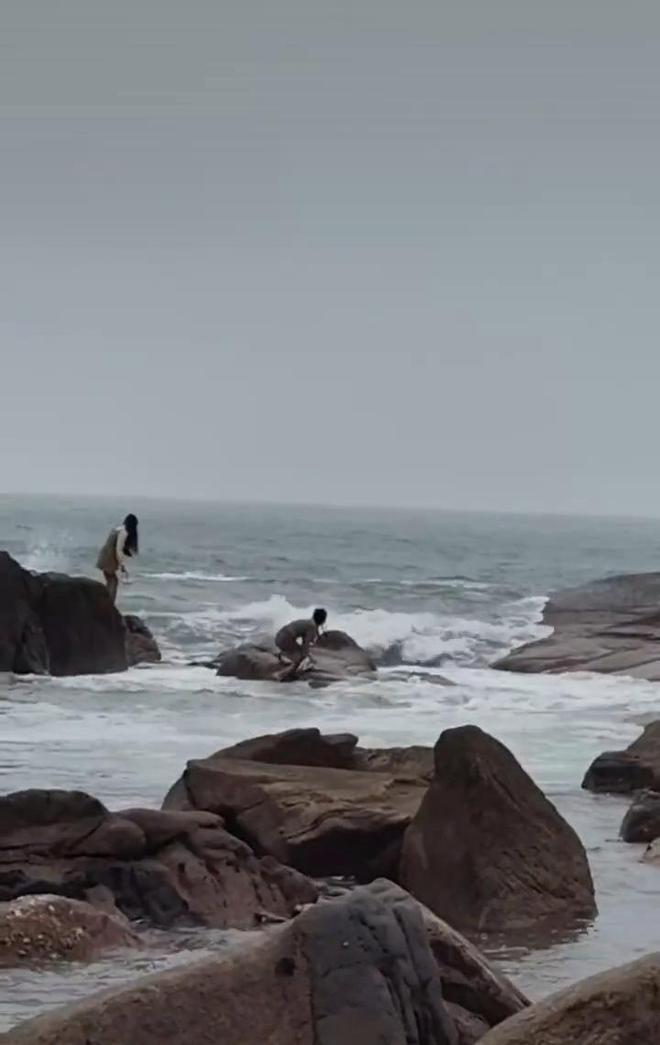 女生海邊拍照遇漲潮險被海浪淹沒