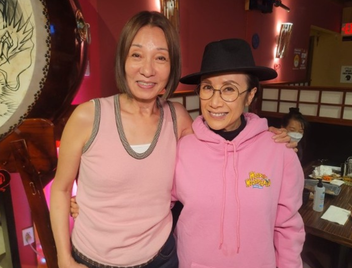 吕珊跟王小凤是相识多年的好朋友,再次见面彼此都高兴,脸上挂满笑容.