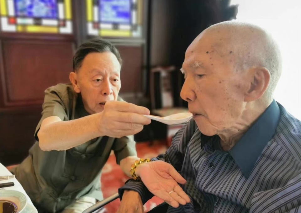相声大师杨达病逝，与黄俊英搭档50年，6月坐轮椅露面已反应迟缓_腾讯新闻