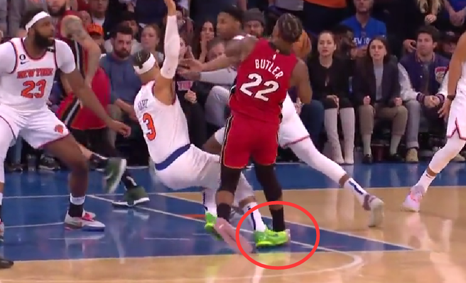 他倒地时右脚正好踢到了巴特勒的右脚,巴特勒痛苦倒地,经过队医检查后