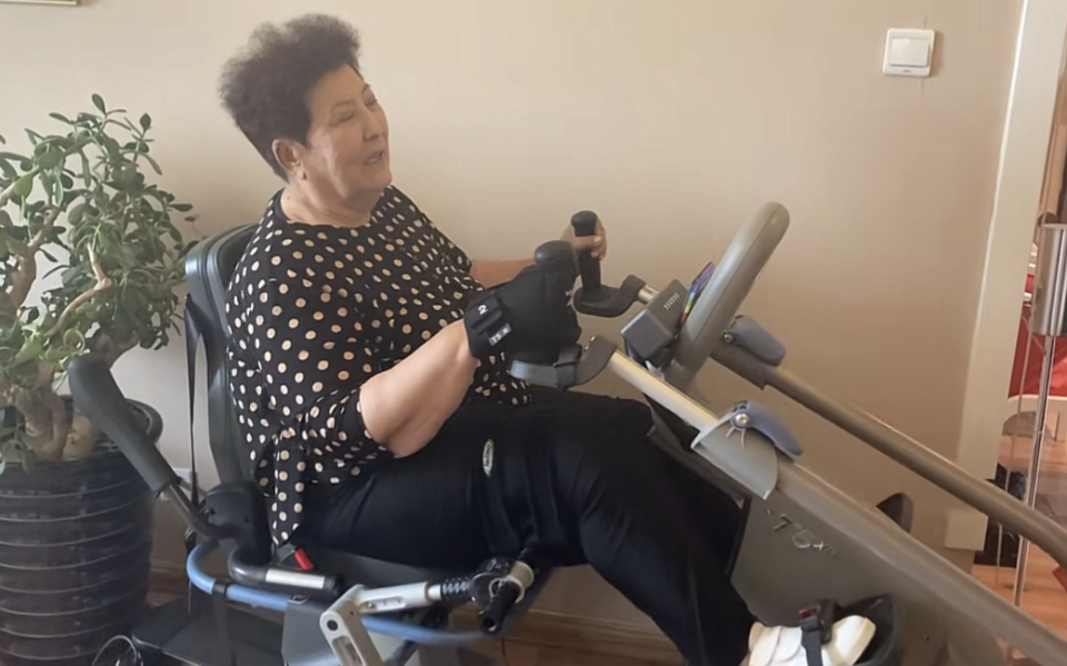 近年来,随着年龄的推移,德德玛老师的身体更是每况愈下,需要坐轮椅