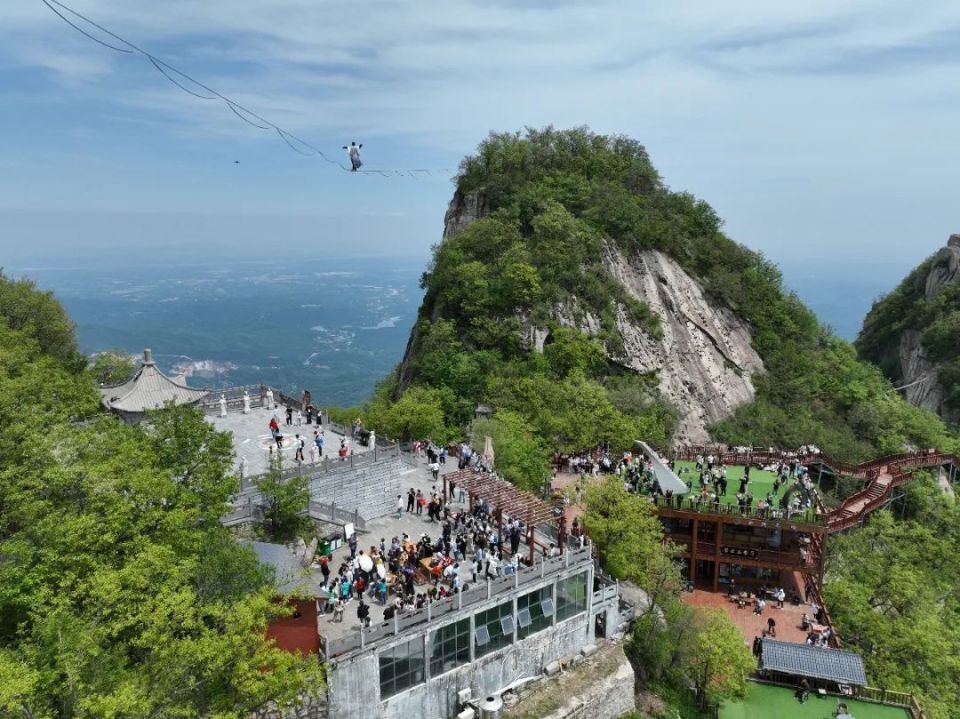 随着五一小长假的钟声敲响,五朵山景区也迎来了一年一度的盛大节日.