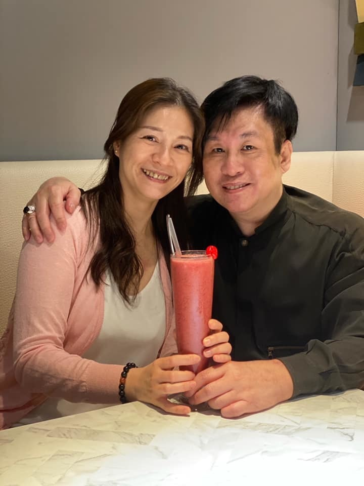 郑智化拄拐杖出行美貌妻子陪伴在旁太恩爱不介意老公身有残疾