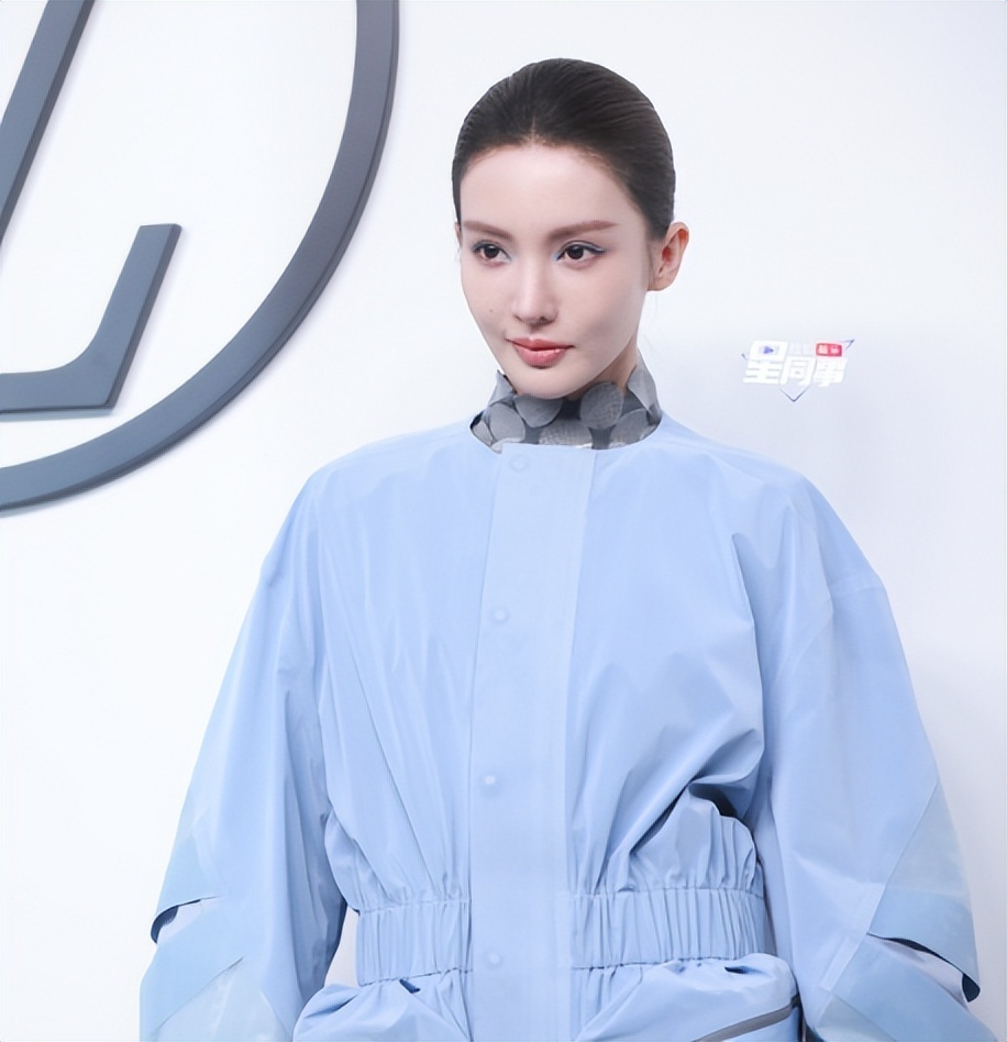 而且,金晨的脸好像又变样了.