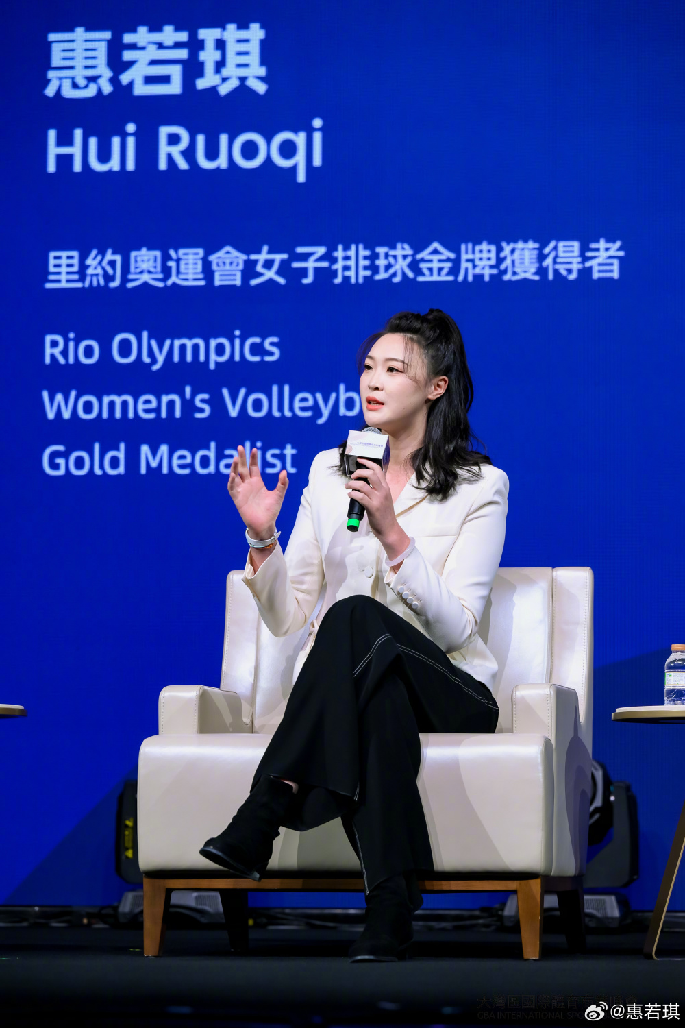 惠若琪出席大湾区国际体育商业峰会足篮排代表历史性合影