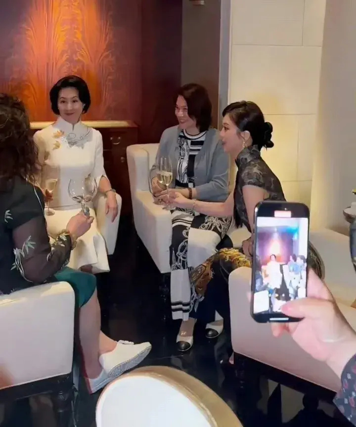 一位紧绷一位松弛,两人都是抗老的富婆脸_腾讯新闻