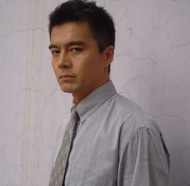 何晴儿子中戏毕业！22岁高大帅气，许亚军携4婚妻子参加毕业礼-何晴和许亚军