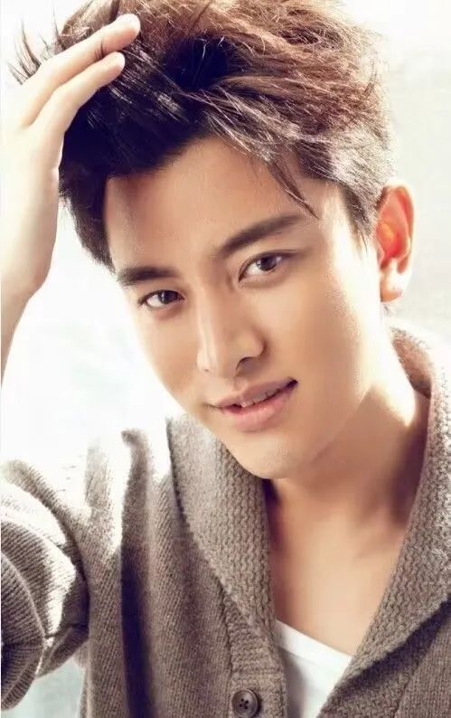 "三流演员"到"一流主播",39岁贾乃亮勇闯戛纳,红毯被无视