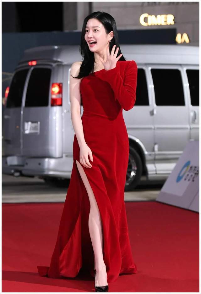 韩国这一夜，汤唯如女王，IU成红毯公主，女星风情万种，真好看阿斯顿英语备案价格