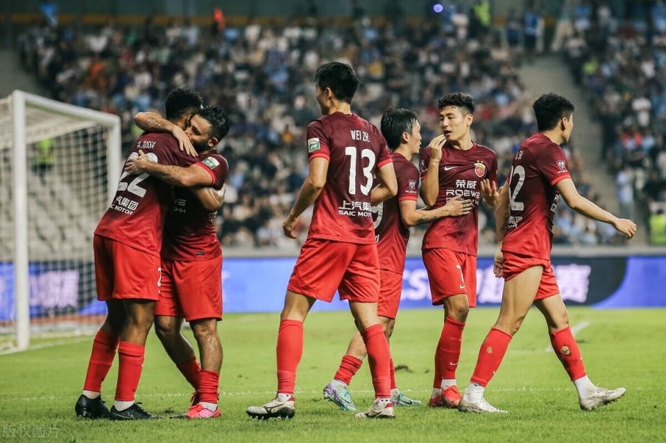 随后出战的上港队客场挑战深圳新鹏城,球队不想被同城老大哥申花亲哌