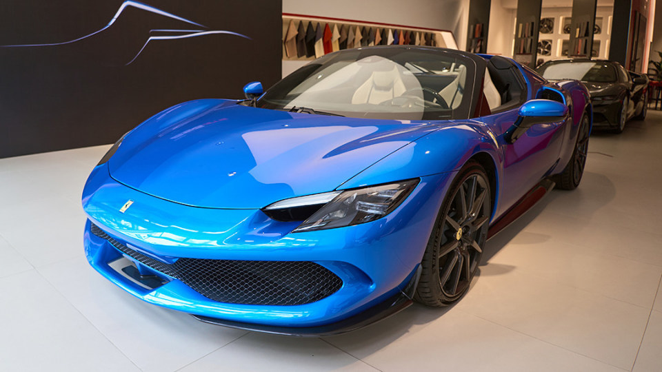 实拍最新法拉利敞篷跑车 帅都要喊哑了!_腾讯新闻