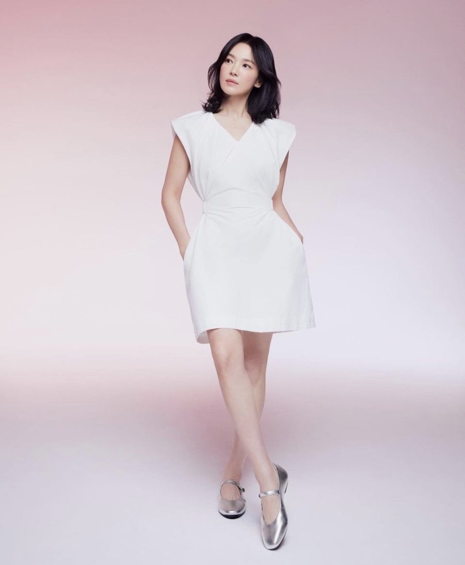 宋慧乔完美驾驭各种服装,童颜美腿,尽显优雅气质