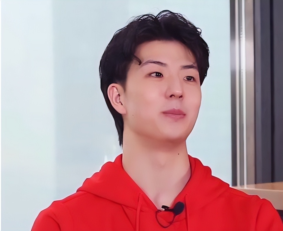 柳鑫宇王诗玥亮相训练场,两人牵手,面带微笑,未受到盗号影响