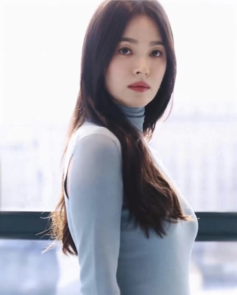 造型简约而不失精致宋慧乔高领连衣裙引领时尚潮流网友给出最高评价