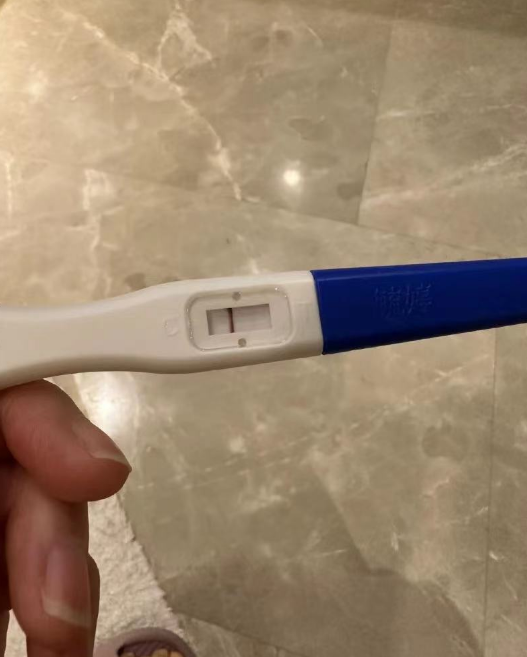 《奇葩说》大王晒验孕棒官宣怀孕,与小6岁老公结婚一年幸福甜蜜