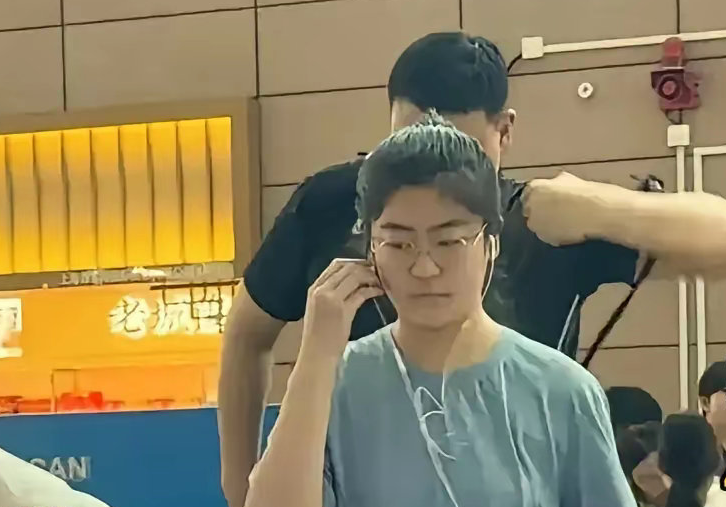 15岁女儿和姚明外出被围观 姚沁蕾身高已达1米90