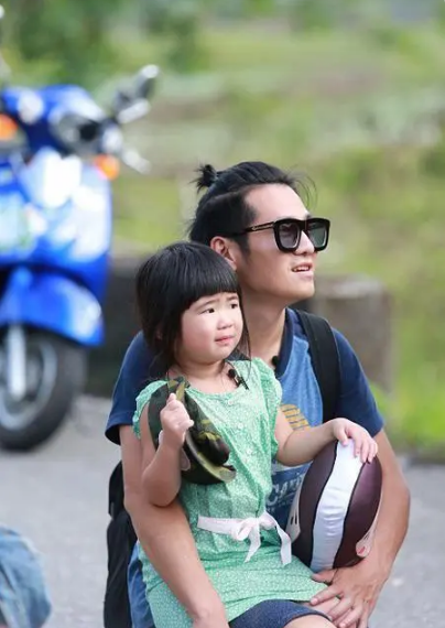 "他曾带着儿子曹三丰和女儿曹华