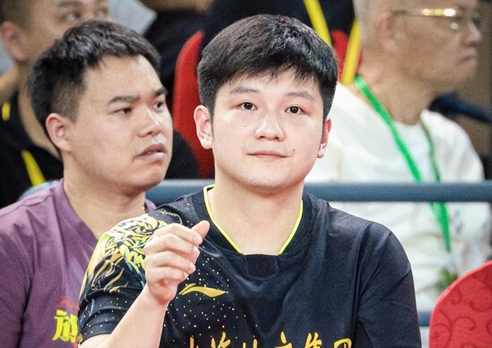 乒乓球全锦赛,世界第一樊振东并没有参加男单的角逐,不过他依旧是上海