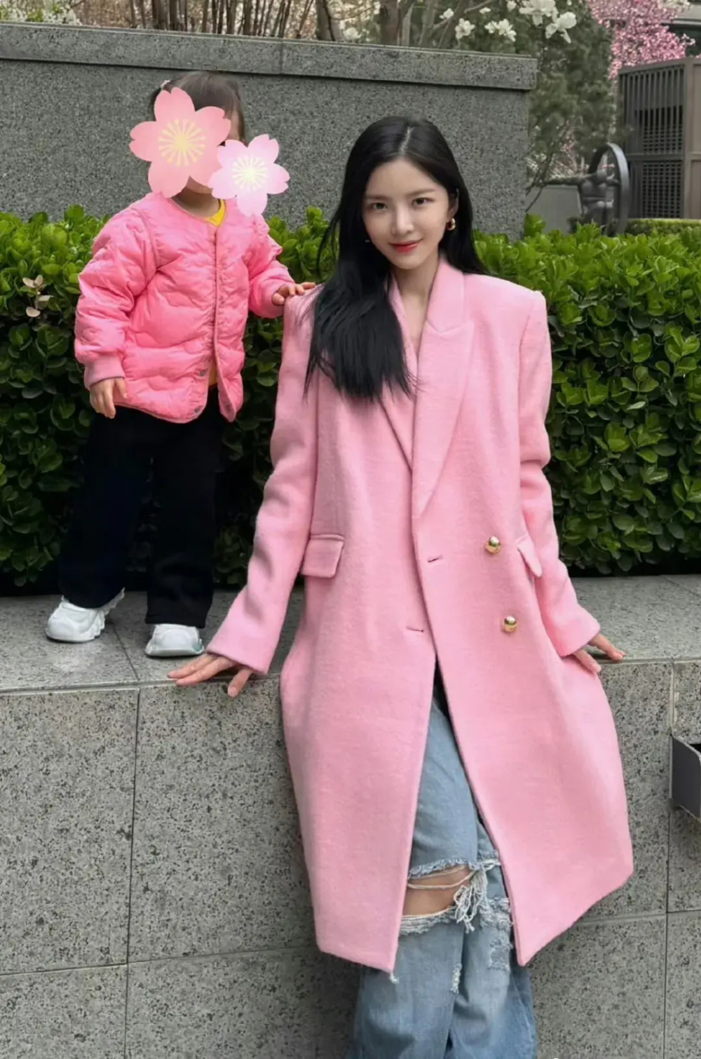 杜淳妻子烫伤后首露面!抱着女儿美美出镜,本人坦言水泡还没消