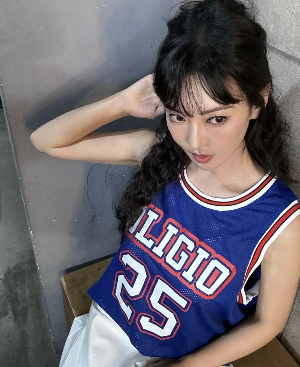 金素妍从运动风到浓妆烫发,展现多样魅力