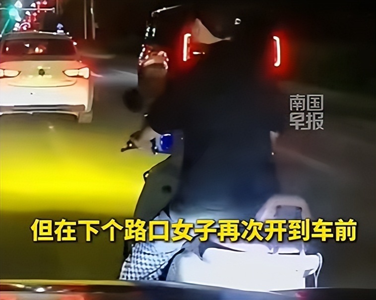 女子骑电动车压速别车 司机忍无可忍一脚将其踹翻