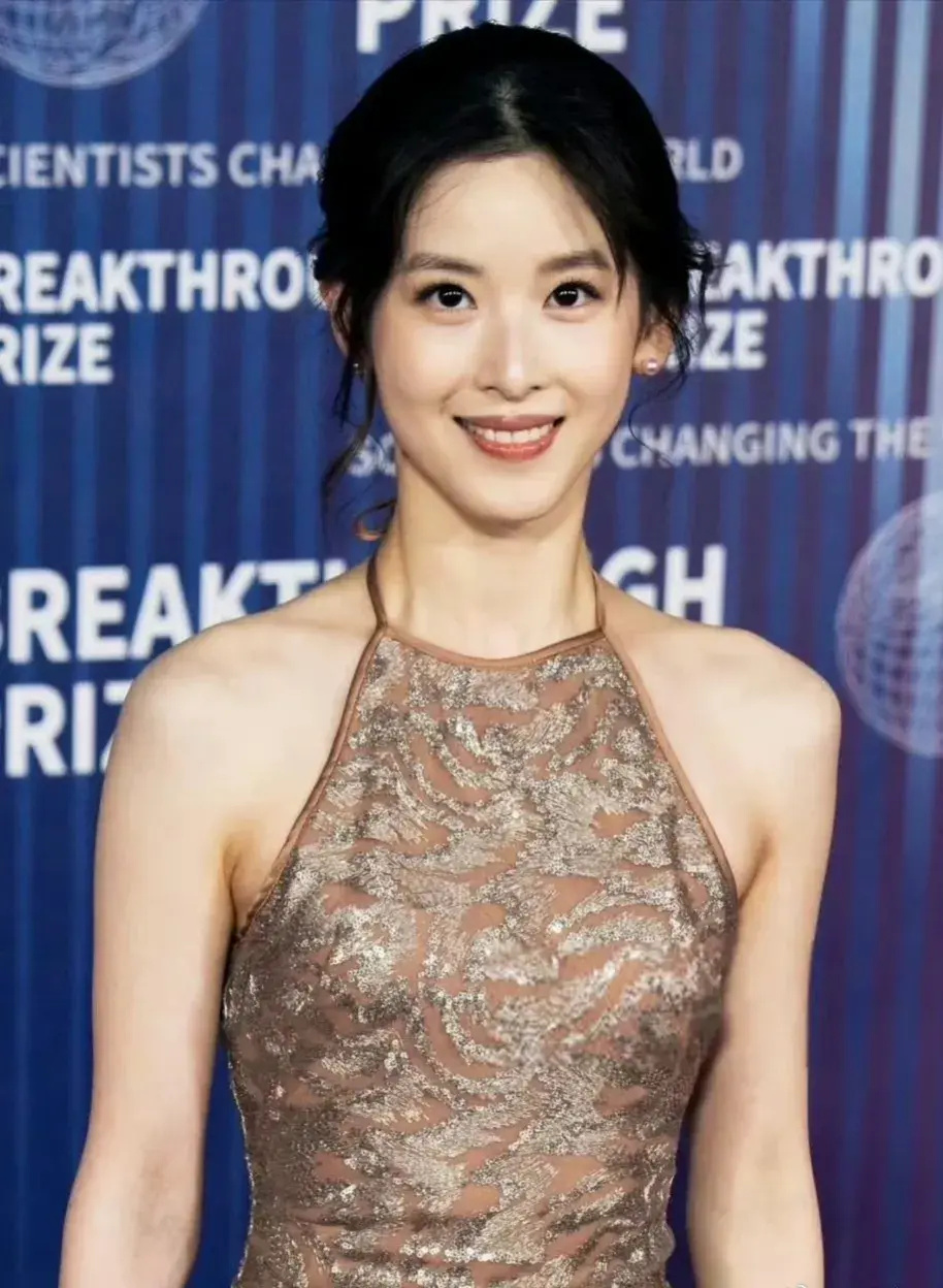 章泽天出席颁奖活动,自曝帕金森家族病史,大拇指已经开始发抖