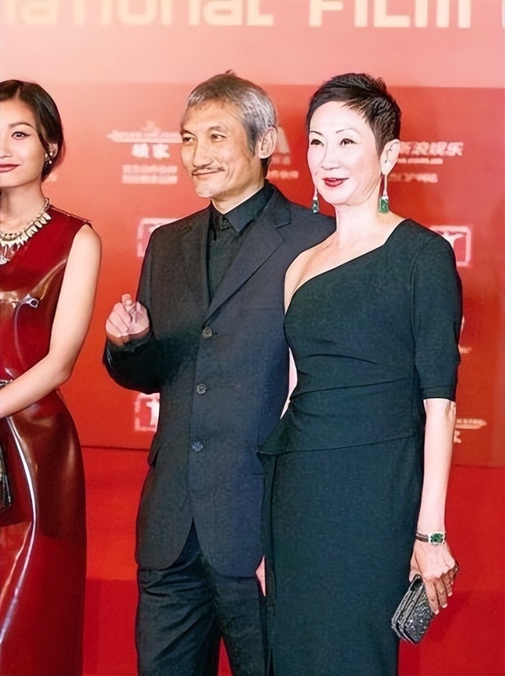 徐克女友疑似怀孕,跟前妻丁克几十年,现任女友小三上位_腾讯新闻