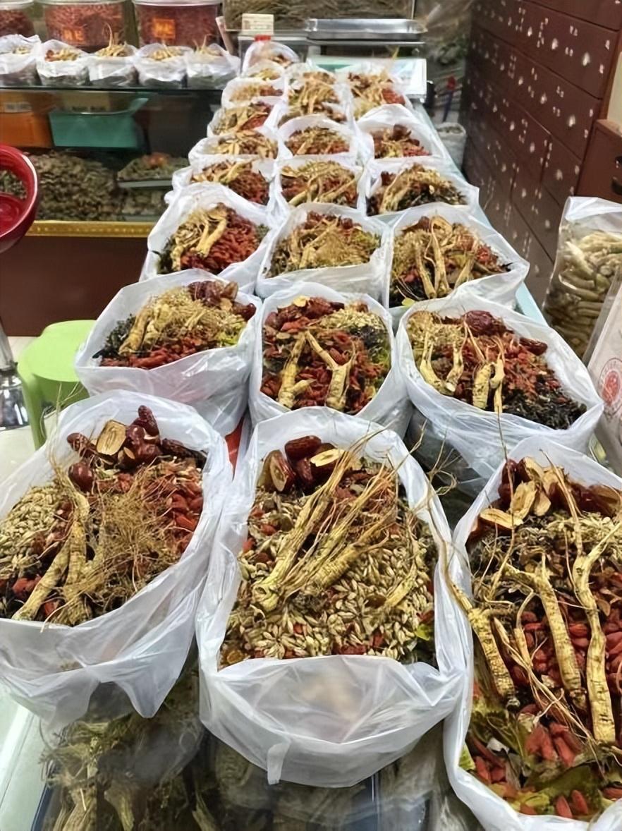 我,80后重庆人,开药材商行当中医师,因太年轻顾客不相信我