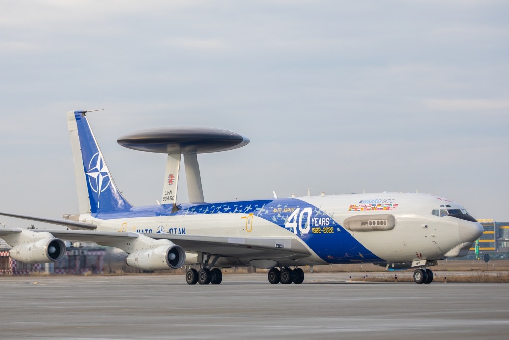 组图e3a预警机降落布加勒斯特增强北约军事力量