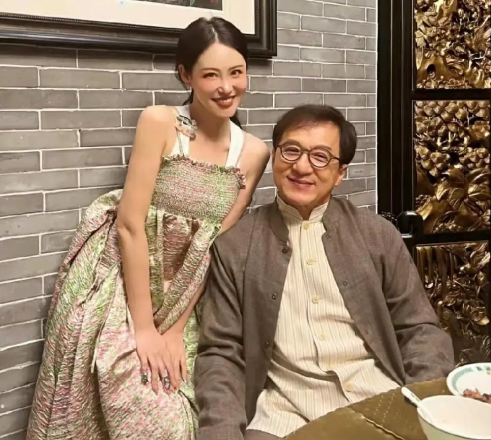 40岁网红左岸潇被求婚与未婚夫分分合合27年曾与汪小菲传绯闻