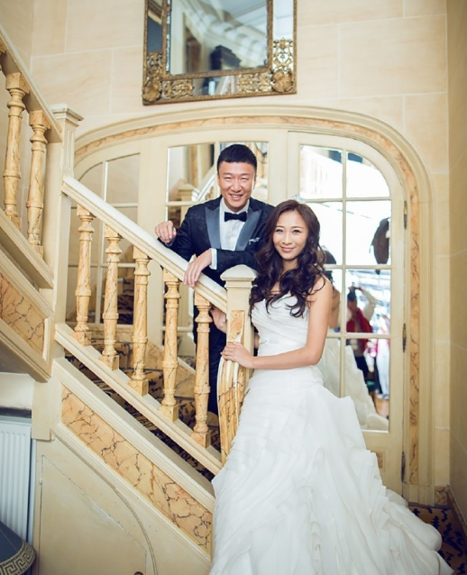 孙红雷夫妇牵手游乌镇,小15岁老婆背百元包好朴素,气场却超强-腾讯