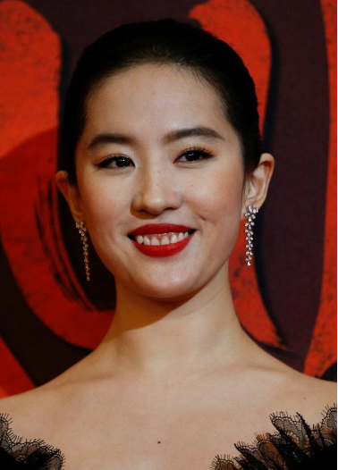 和爸妈共用一张脸,刘亦菲比不上妈妈,赵小棠母女像姐妹 | 晚八点娱闻