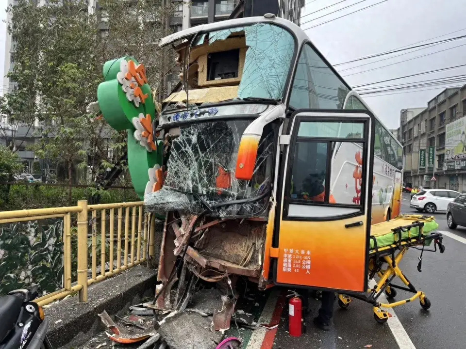 兴路二段发生大客车事故,经派遣人车到场发现为搭载竹东高中学生校车