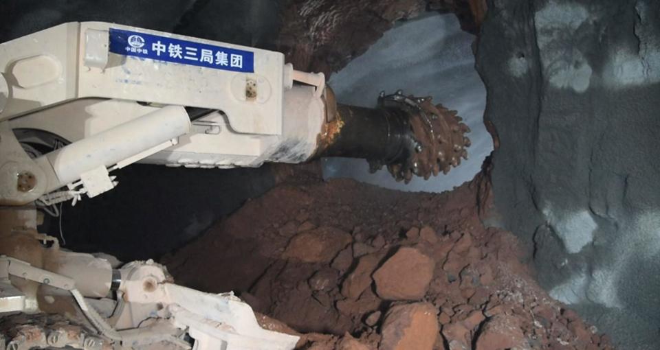 成渝中线高铁四川段首座隧道顺利贯通！_腾讯新闻
