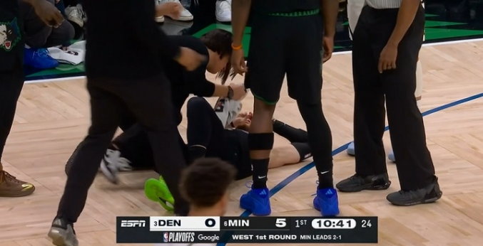 突發！森林狼主力迪文琴佐開局79秒受傷退賽 被攙扶回更衣室 - 