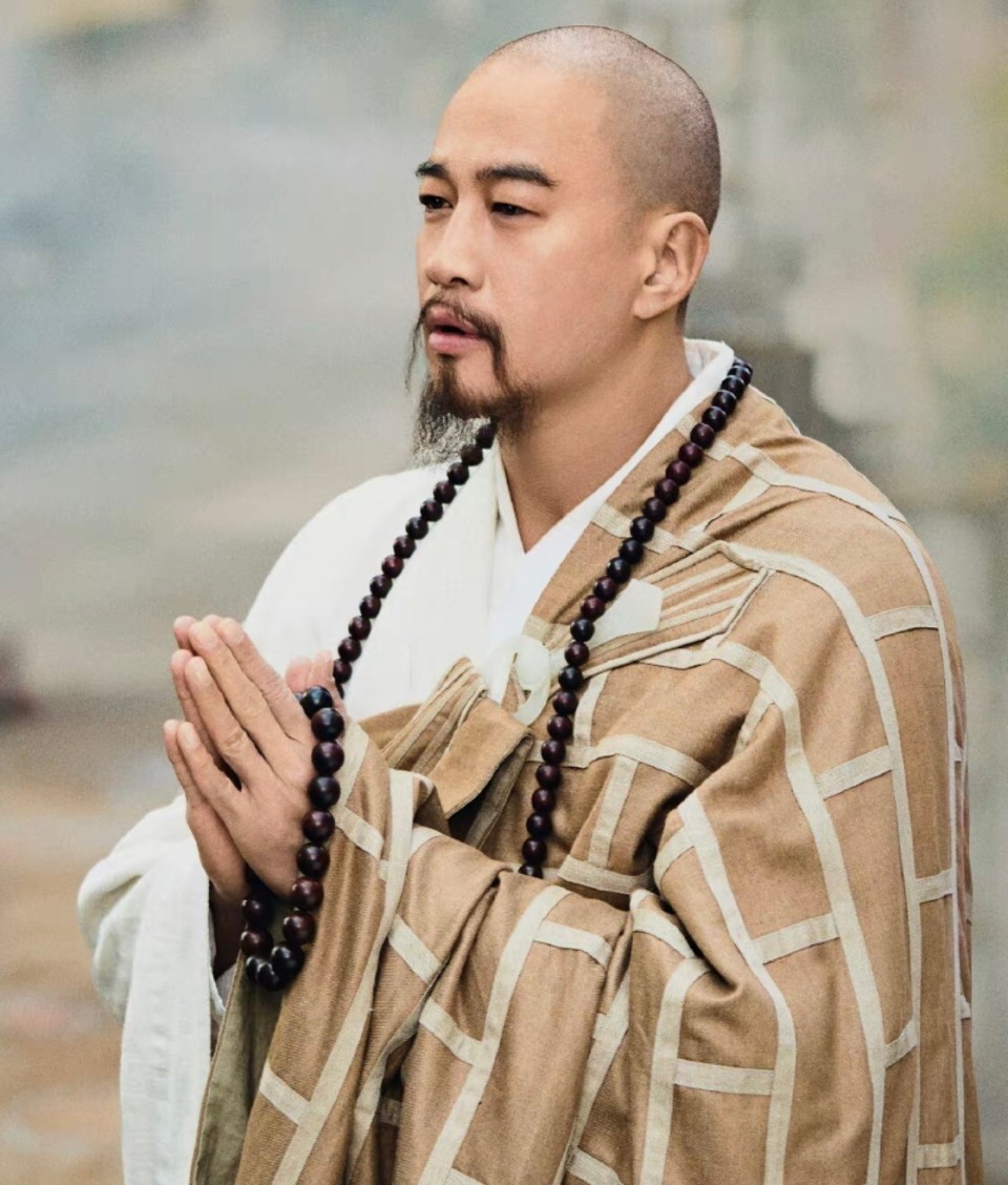 何润东在剧中饰演的是段智兴,剃了光头,留着胡子,无论是预告还是剧照