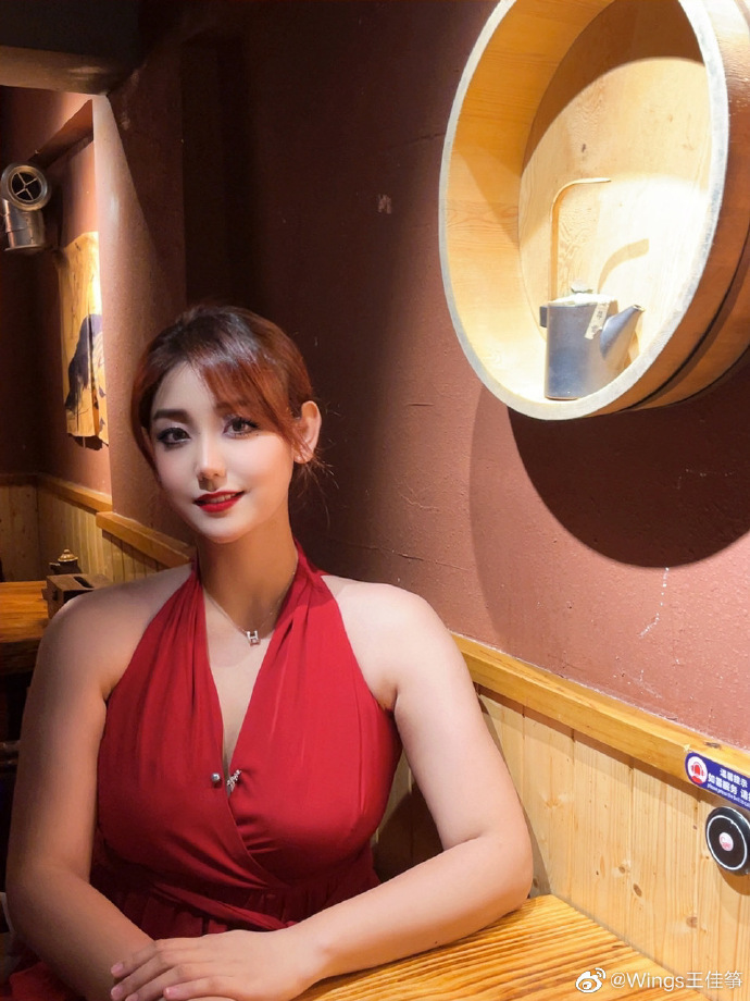 王佳筝的未婚夫梁文博也是一位排球运动员,1997年1月出生,身高1米96.