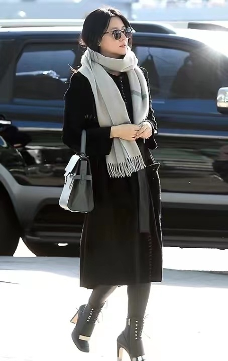 看了51岁李英爱的大衣穿搭,我发现:时尚再来一次,你也不如她潮