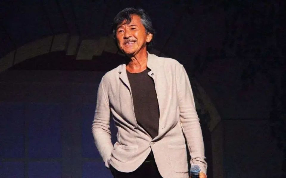 76岁林子祥近况曝光,携妻子叶倩文参加聚会,被传身家过亿住豪宅