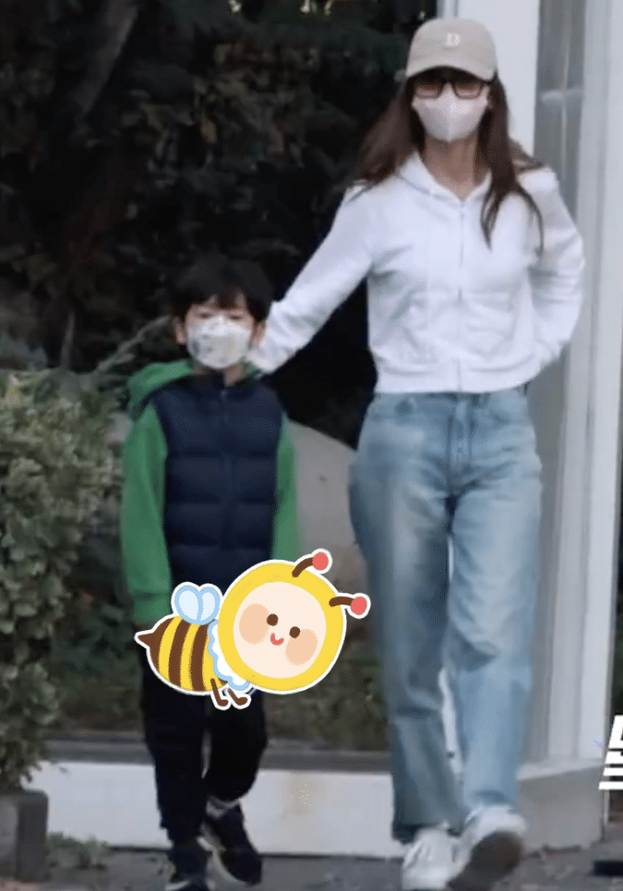 baby拍戏获儿子探班,6岁小海绵放声高歌,baby表情好宠溺