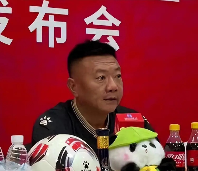 足坛名宿魏群：娶羽坛美女生3娃，54岁不显老态，仍在足坛奋战_腾讯新闻