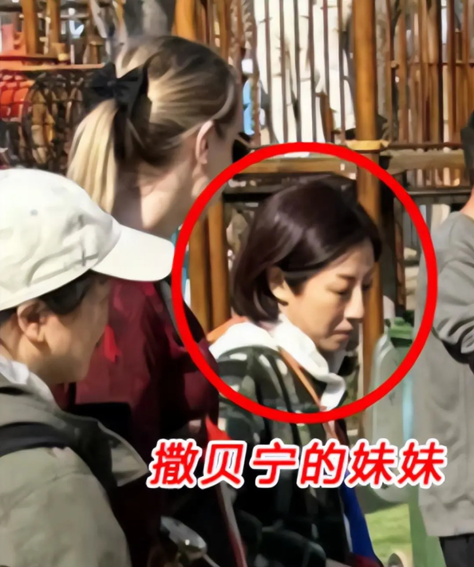 撒贝宁携外籍妻子回武汉过年,夫妻俩有说有笑,他妹妹也随行