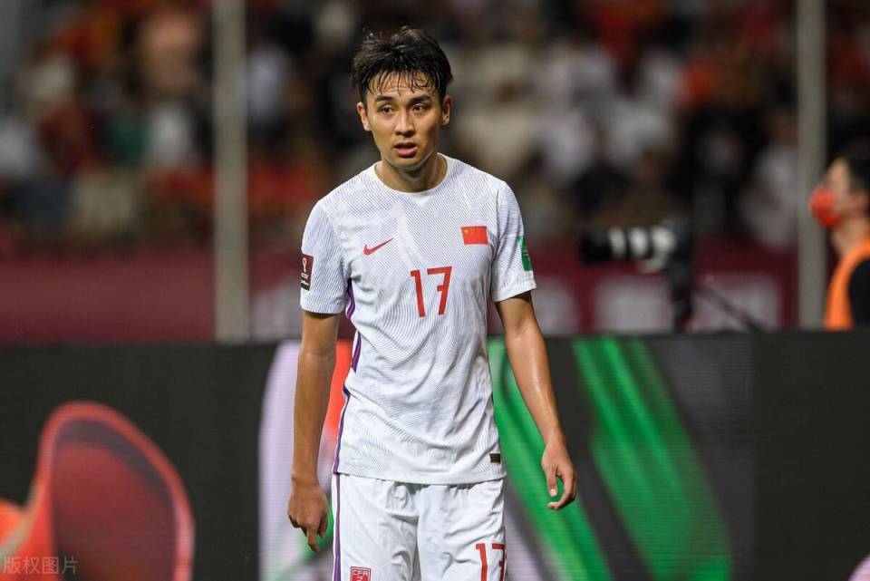 国足右后卫告急,伊万仍无视中超3大名将!补招国安32岁伤号