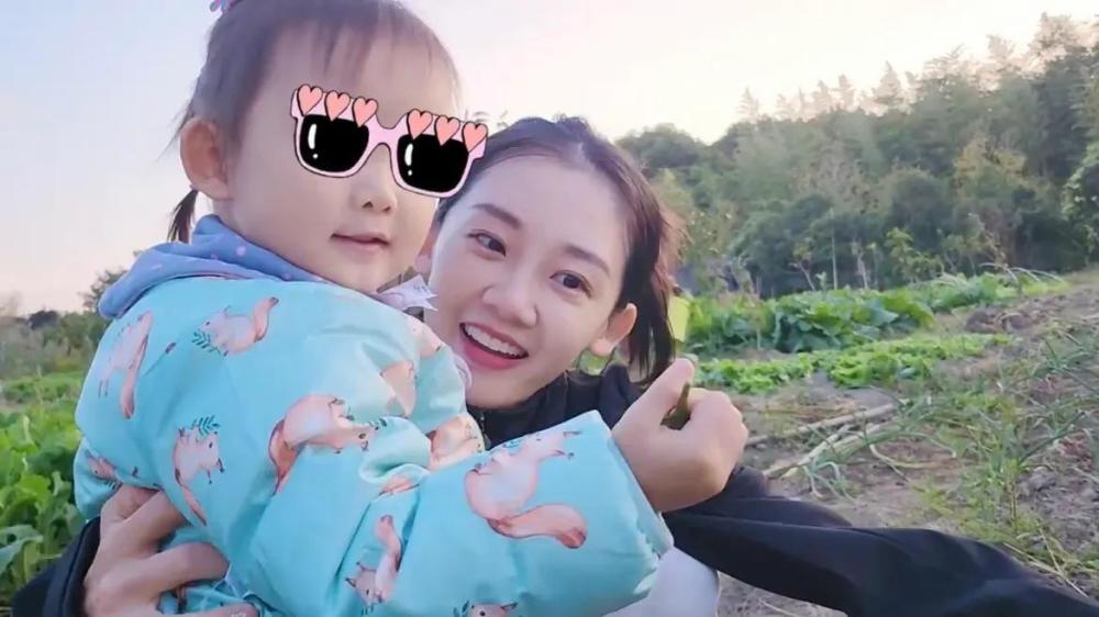 苗苗带女儿去采摘超欢乐母女俩互动温馨有爱2岁ana太像郑恺