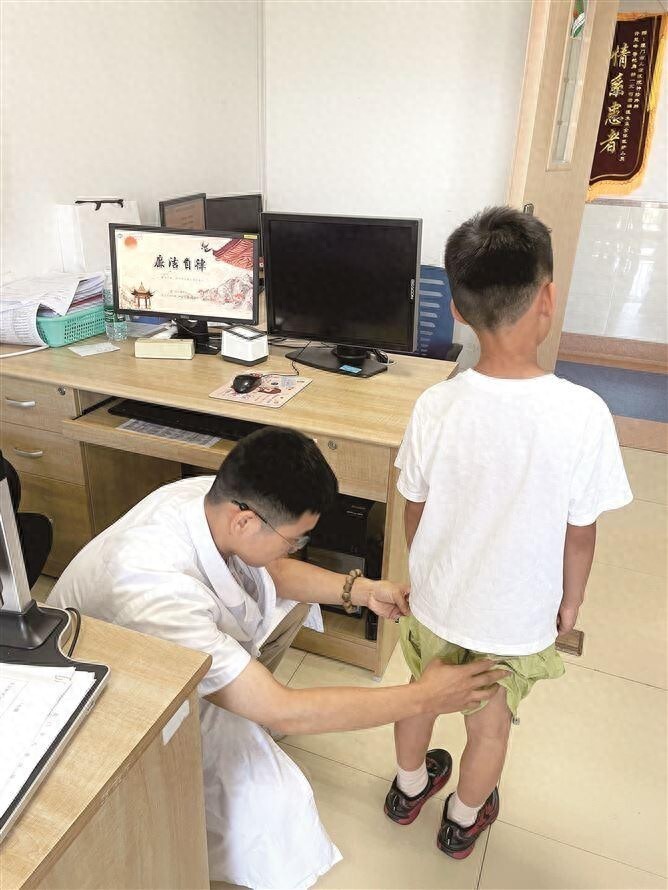 孩子腿弯似弓？厦门医生详解生理性膝过伸，家长必看